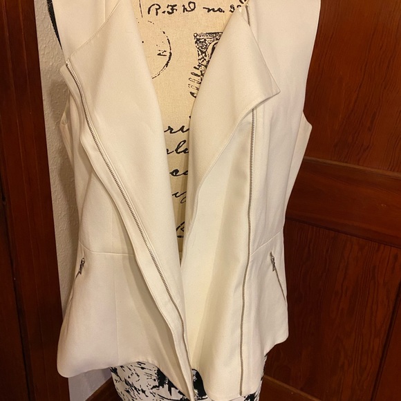 Asymmetrical Sleeveless Zip Top - Picture 3 of 12